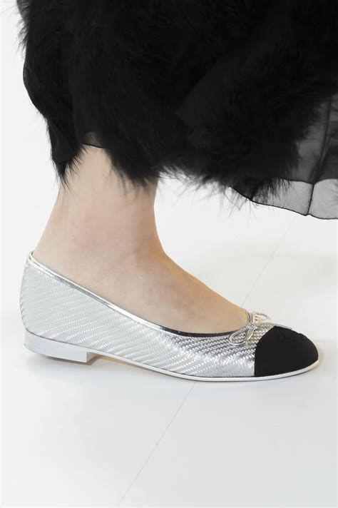 scarpe spuntate chanel argento eleganti|Le ballerine di Chanel moda donna 2022 .